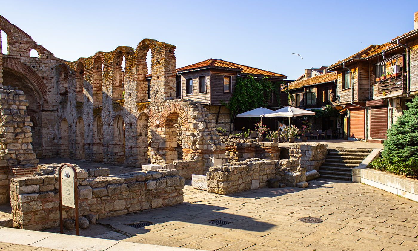 /api/cms/uploads/Ancient_Ruins01_42d62c0e82.jpg